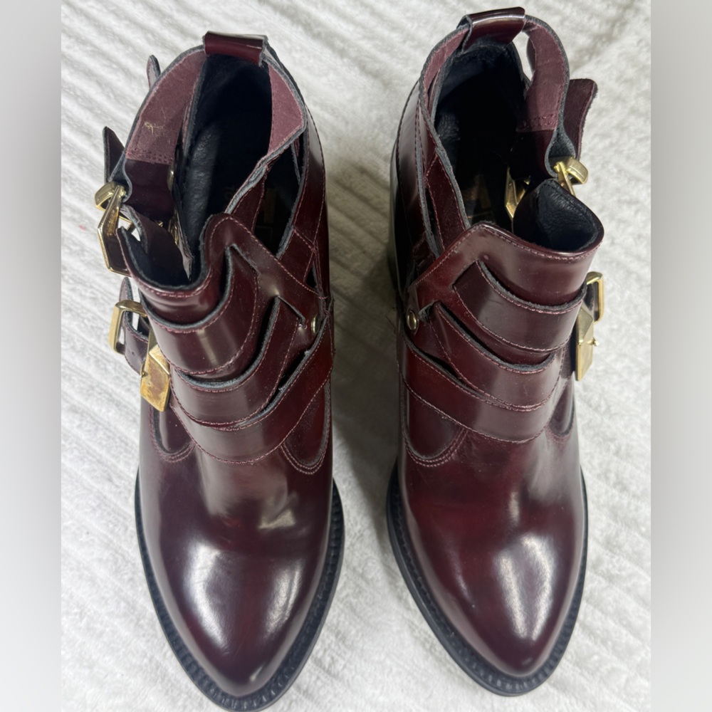 WOMANS BURGUNDY ANKLE BOOTS